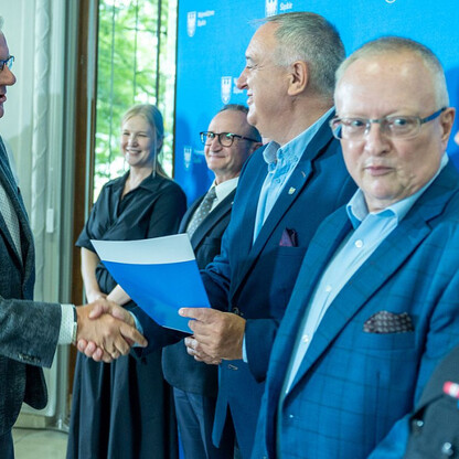 Wręczone dotacje dla 22 gmin z przeznaczeniem dla Ochotniczych Straży Pożarnych. fot. Andrzej Grygiel / UMWS