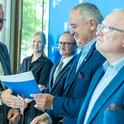 Wręczone dotacje dla 22 gmin z przeznaczeniem dla Ochotniczych Straży Pożarnych. fot. Andrzej Grygiel / UMWS