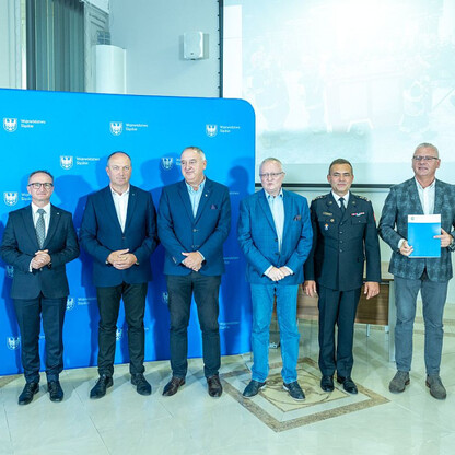 Wręczone dotacje dla 22 gmin z przeznaczeniem dla Ochotniczych Straży Pożarnych. fot. Andrzej Grygiel / UMWS