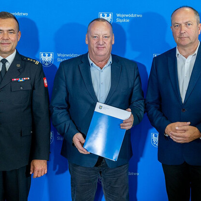 Wręczone dotacje dla 22 gmin z przeznaczeniem dla Ochotniczych Straży Pożarnych. fot. Andrzej Grygiel / UMWS