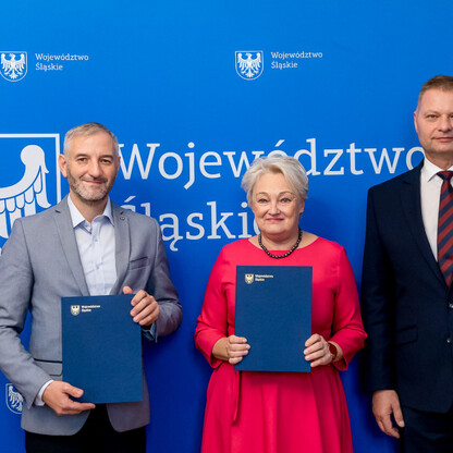 Przekazanie umówy partnerskich i porozumień o współpracy. fot. Tomasz Żaki / UMWS