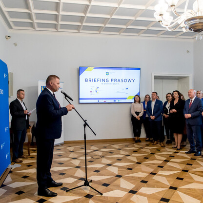 Przekazanie umówy partnerskich i porozumień o współpracy. fot. Tomasz Żaki / UMWS