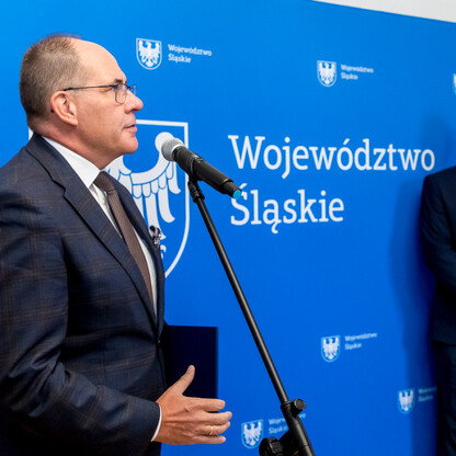 Przekazanie umówy partnerskich i porozumień o współpracy. fot. Tomasz Żaki / UMWS
