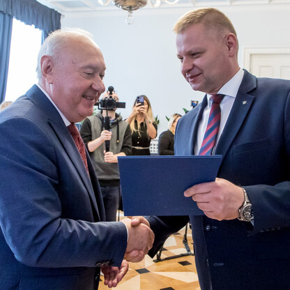 Przekazanie umówy partnerskich i porozumień o współpracy. fot. Tomasz Żaki / UMWS