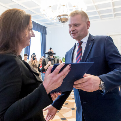 Przekazanie umówy partnerskich i porozumień o współpracy. fot. Tomasz Żaki / UMWS