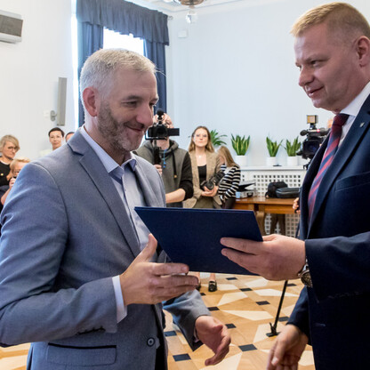 Przekazanie umówy partnerskich i porozumień o współpracy. fot. Tomasz Żaki / UMWS