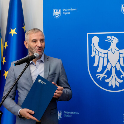 Przekazanie umówy partnerskich i porozumień o współpracy. fot. Tomasz Żaki / UMWS
