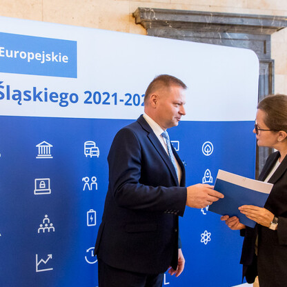 Wręczenie listów gratulacyjne beneficjentom, którzy uzyskali dofinansowanie ze środków Funduszu Sprawiedliwej Transformacji. fot. Tomasz Żak / UMWS