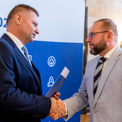 Wręczenie listów gratulacyjne beneficjentom, którzy uzyskali dofinansowanie ze środków Funduszu Sprawiedliwej Transformacji. fot. Tomasz Żak / UMWS