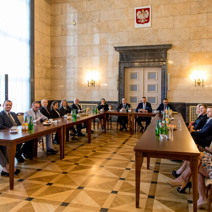Wręczenie listów gratulacyjne beneficjentom, którzy uzyskali dofinansowanie ze środków Funduszu Sprawiedliwej Transformacji. fot. Tomasz Żak / UMWS