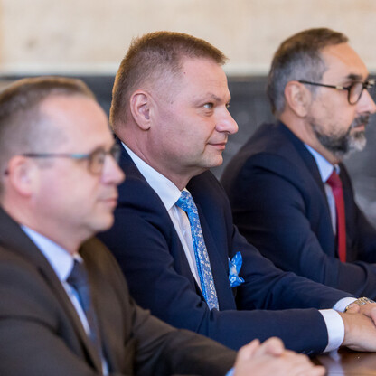Wręczenie listów gratulacyjne beneficjentom, którzy uzyskali dofinansowanie ze środków Funduszu Sprawiedliwej Transformacji. fot. Tomasz Żak / UMWS