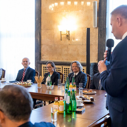 Wręczenie listów gratulacyjne beneficjentom, którzy uzyskali dofinansowanie ze środków Funduszu Sprawiedliwej Transformacji. fot. Tomasz Żak / UMWS