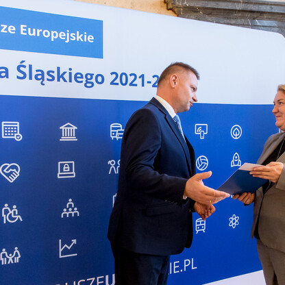 Wręczenie listów gratulacyjne beneficjentom, którzy uzyskali dofinansowanie ze środków Funduszu Sprawiedliwej Transformacji. fot. Tomasz Żak / UMWS