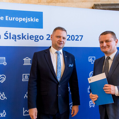Wręczenie listów gratulacyjne beneficjentom, którzy uzyskali dofinansowanie ze środków Funduszu Sprawiedliwej Transformacji. fot. Tomasz Żak / UMWS