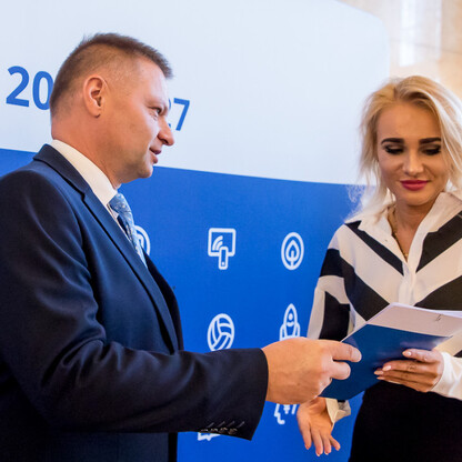 Wręczenie listów gratulacyjne beneficjentom, którzy uzyskali dofinansowanie ze środków Funduszu Sprawiedliwej Transformacji. fot. Tomasz Żak / UMWS