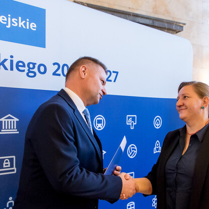 Wręczenie listów gratulacyjne beneficjentom, którzy uzyskali dofinansowanie ze środków Funduszu Sprawiedliwej Transformacji. fot. Tomasz Żak / UMWS