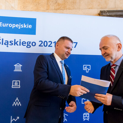 Wręczenie listów gratulacyjne beneficjentom, którzy uzyskali dofinansowanie ze środków Funduszu Sprawiedliwej Transformacji. fot. Tomasz Żak / UMWS