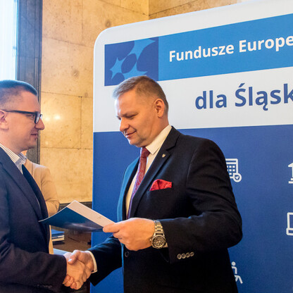 Wręczenie listów gratulacyjnych dla działania 07.02 Aktywna Integracja. fot. Tomasz Żak / UMWS