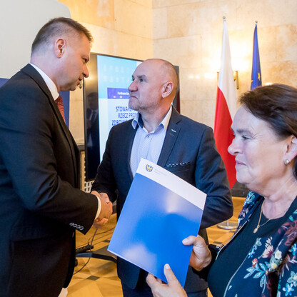 Wręczenie listów gratulacyjnych dla działania 07.02 Aktywna Integracja. fot. Tomasz Żak / UMWS