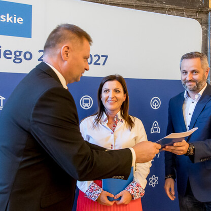 Wręczenie listów gratulacyjnych dla działania 07.02 Aktywna Integracja. fot. Tomasz Żak / UMWS