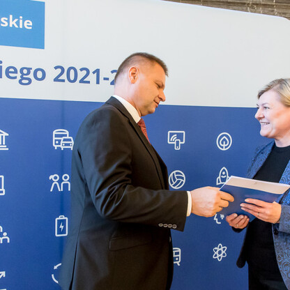 Wręczenie listów gratulacyjnych dla działania 07.02 Aktywna Integracja. fot. Tomasz Żak / UMWS