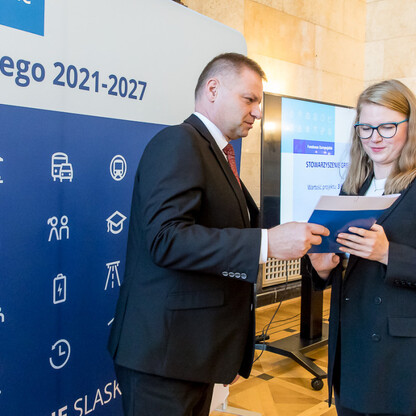 Wręczenie listów gratulacyjnych dla działania 07.02 Aktywna Integracja. fot. Tomasz Żak / UMWS