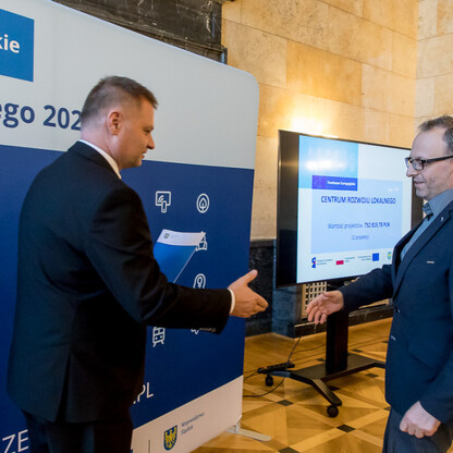 Wręczenie listów gratulacyjnych dla działania 07.02 Aktywna Integracja. fot. Tomasz Żak / UMWS