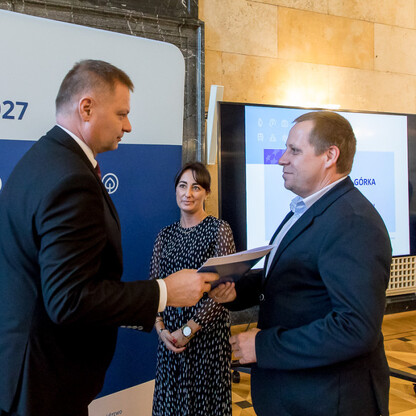Wręczenie listów gratulacyjnych dla działania 07.02 Aktywna Integracja. fot. Tomasz Żak / UMWS