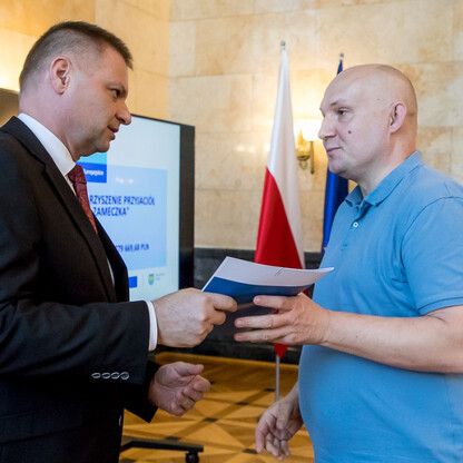 Wręczenie listów gratulacyjnych dla działania 07.02 Aktywna Integracja. fot. Tomasz Żak / UMWS