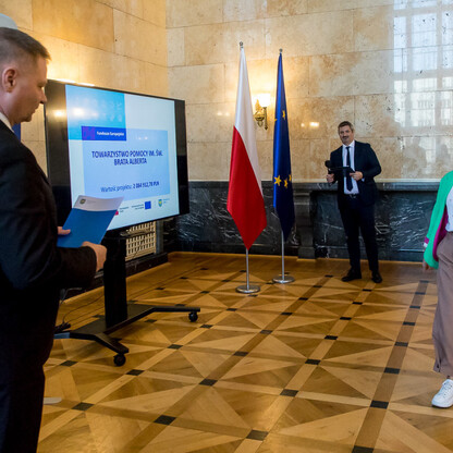Wręczenie listów gratulacyjnych dla działania 07.02 Aktywna Integracja. fot. Tomasz Żak / UMWS