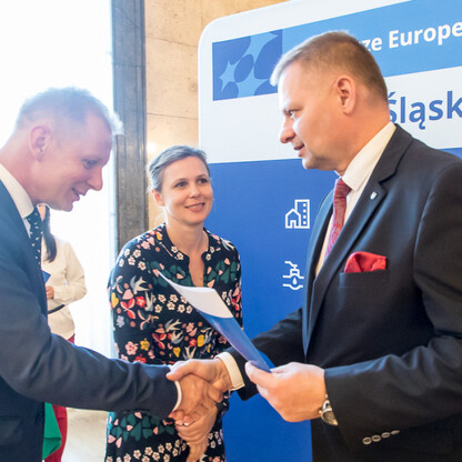 Wręczenie listów gratulacyjnych dla działania 07.02 Aktywna Integracja. fot. Tomasz Żak / UMWS