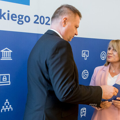 Wręczenie listów gratulacyjnych dla działania 07.02 Aktywna Integracja. fot. Tomasz Żak / UMWS