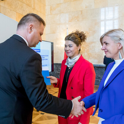Wręczenie listów gratulacyjnych dla działania 07.02 Aktywna Integracja. fot. Tomasz Żak / UMWS