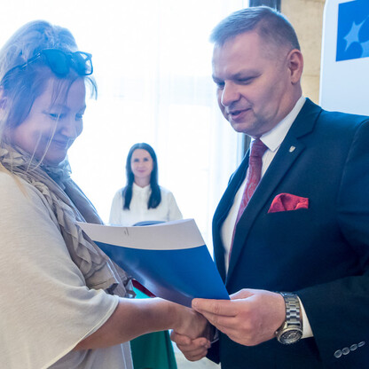 Wręczenie listów gratulacyjnych dla działania 07.02 Aktywna Integracja. fot. Tomasz Żak / UMWS