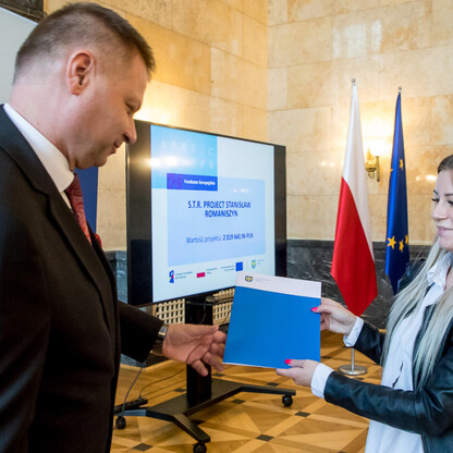 Wręczenie listów gratulacyjnych dla działania 07.02 Aktywna Integracja. fot. Tomasz Żak / UMWS