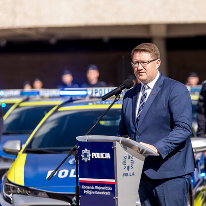 Przekazanie 85 radiowozów dla policji. fot. Tomasz Żak / UMWS