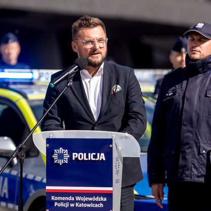 Przekazanie 85 radiowozów dla policji. fot. Tomasz Żak / UMWS