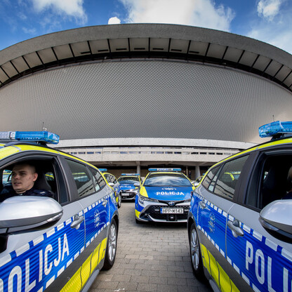 Przekazanie 85 radiowozów dla policji. fot. Tomasz Żak / UMWS