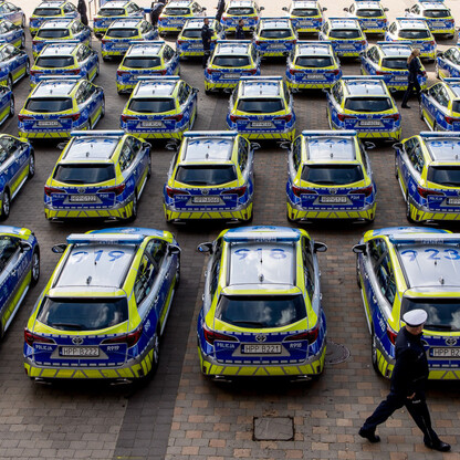 Przekazanie 85 radiowozów dla policji. fot. Tomasz Żak / UMWS