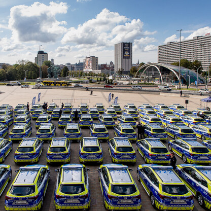 Przekazanie 85 radiowozów dla policji. fot. Tomasz Żak / UMWS