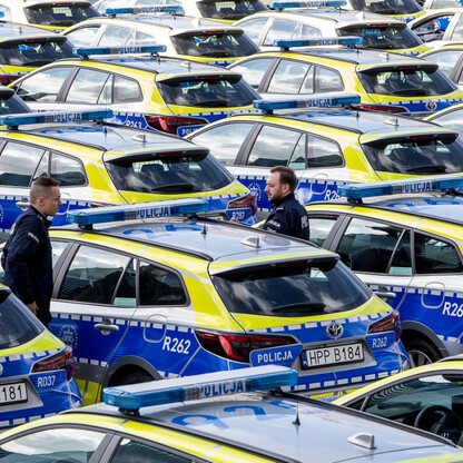 Przekazanie 85 radiowozów dla policji. fot. Tomasz Żak / UMWS