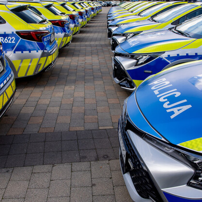 Przekazanie 85 radiowozów dla policji. fot. Tomasz Żak / UMWS