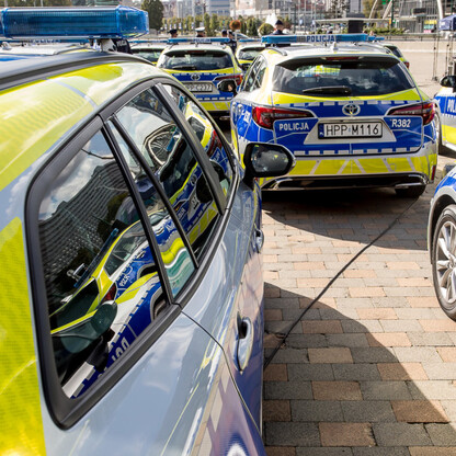 Przekazanie 85 radiowozów dla policji. fot. Tomasz Żak / UMWS