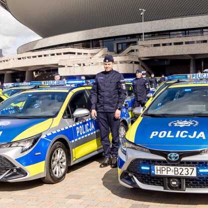 Przekazanie 85 radiowozów dla policji. fot. Tomasz Żak / UMWS