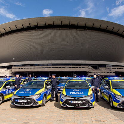 Przekazanie 85 radiowozów dla policji. fot. Tomasz Żak / UMWS