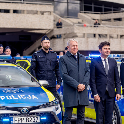 Przekazanie 85 radiowozów dla policji. fot. Tomasz Żak / UMWS