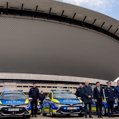 Przekazanie 85 radiowozów dla policji. fot. Tomasz Żak / UMWS