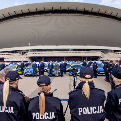 Przekazanie 85 radiowozów dla policji. fot. Tomasz Żak / UMWS