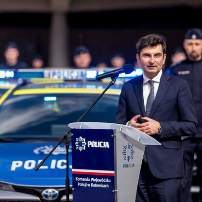 Przekazanie 85 radiowozów dla policji. fot. Tomasz Żak / UMWS
