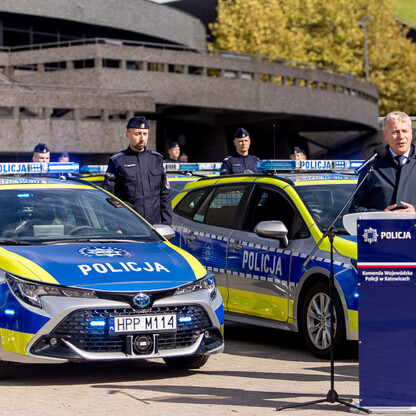 Przekazanie 85 radiowozów dla policji. fot. Tomasz Żak / UMWS